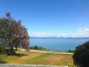 Relax Lakeside - Five Mile Bay Holiday Home - Waitahanui