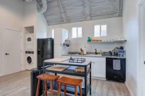 Industrial chic barndominium w high ceilings