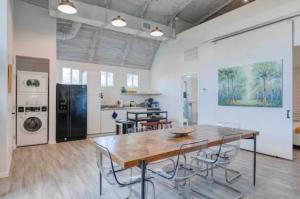 Industrial chic barndominium w high ceilings