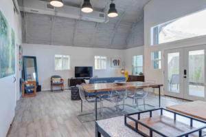 Industrial chic barndominium w high ceilings