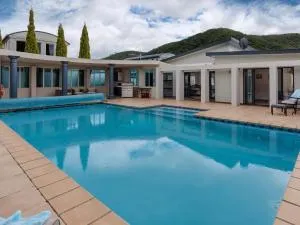 Poolside Retreat - Picton Holiday House Waikawa - Waikawa