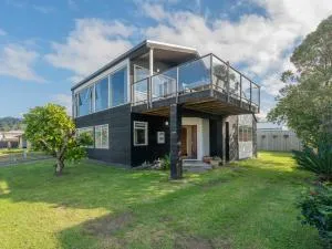 By The Beach - Whangamata Holiday Home - Whiritoa