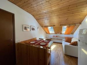 074 Bilocale Mansarda, Giustino