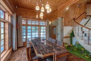 SaffronStays PADM Villa- Heritage villa with bonfire & pahadi meals near Mall Road, Manali