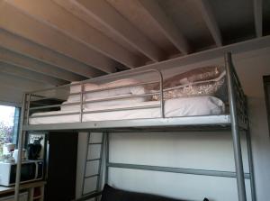 Studio meublé 1 pièce entièrement équipé sans cloisons séparatives