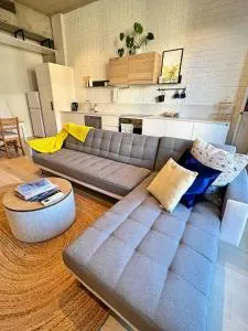 Industrial yet Modern, 1bd 1bth Apt - Woden - Lyons