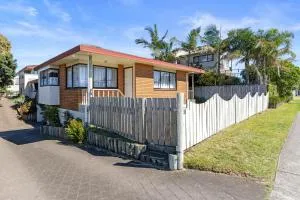 At The Mount - Mt Maunganui Holiday Home - 芒格努伊山