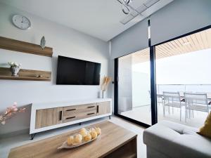 SUNSET WAVES sunny apARTs