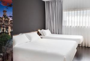 Family Room (2 Adults + 1 Child) room in B&B Hotel Albacete
