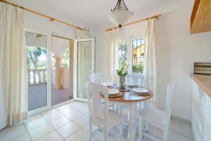 Villa Rosa Blanca by Villa Plus