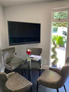 Thistle Lodge - Quiet Garden lodge with off road parking