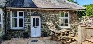 Cosy Spring Cottage at Pen Y Coed Hall
