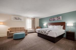 King Suite - Non Smoking room in Days Inn by Wyndham Niceville/Eglin Air Force Base