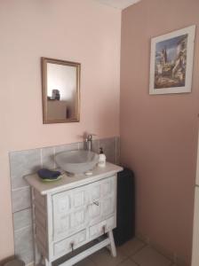 Chambre spatieuse avec grand lit.