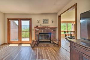 Timber Creek Townhome with 2 Decks and Mtn Views!