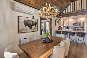 Wraparound Deck and Poker Room Cabin in Munds Park