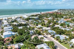 Sea La Vie: 1.5 Blocks to Beach, Pool, Tropical Backyard & Pool by Anna Maria Life Vacation Rentals
