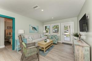 Sea La Vie: 1.5 Blocks to Beach, Pool, Tropical Backyard & Pool by Anna Maria Life Vacation Rentals