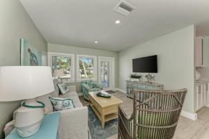 Sea La Vie: 1.5 Blocks to Beach, Pool, Tropical Backyard & Pool by Anna Maria Life Vacation Rentals