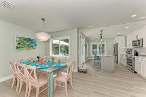 Sea La Vie: 1.5 Blocks to Beach, Pool, Tropical Backyard & Pool by Anna Maria Life Vacation Rentals