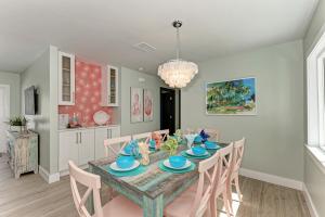 Sea La Vie: 1.5 Blocks to Beach, Pool, Tropical Backyard & Pool by Anna Maria Life Vacation Rentals