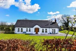 The Heights & Hollows Farmhouse, Saul, Downpatrick, SLEEPS 14 - Ardglass