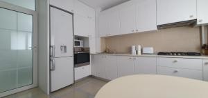 Between Parks - King Bed - Central - Football field