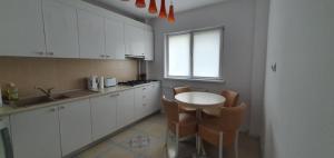 Between Parks - King Bed - Central - Football field