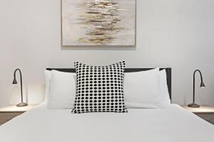 Warm & Lovely 2BR Apt close to Dining & Shops - Touhy 1S