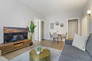 Warm & Lovely 2BR Apt close to Dining & Shops - Touhy 1S - Howard District