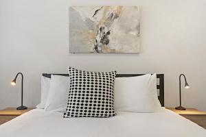 Warm & Lovely 2BR Apt close to Dining & Shops - Touhy 1S