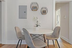 Warm & Lovely 2BR Apt close to Dining & Shops - Touhy 1S