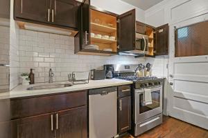 Warm & Lovely 2BR Apt close to Dining & Shops - Touhy 1S