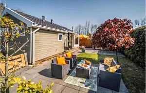 Stunning Home In Tzummarum With Wifi - Koehool