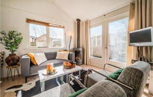 Stunning Home In Tzummarum With Wifi