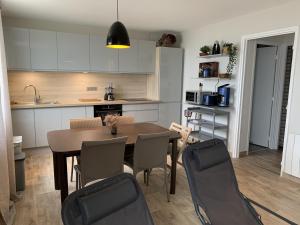 Fort-Mahon-Plage : Appartement rénové en front de mer, 2 chambres, terrasse - FR-1-482-93