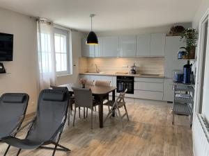 Fort-Mahon-Plage : Appartement rénové en front de mer, 2 chambres, terrasse - FR-1-482-93