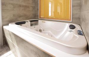 Maisons de vacances Awesome Home In Avranches With Sauna : photos des chambres
