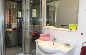 Maisons de vacances Cozy Home In Bdarrides With Wifi : photos des chambres