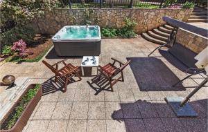 Amazing Apartment In Pula With Wifi, Outdoor Swimming Pool And Jacuzzi