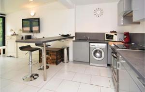 Maisons de vacances 2 Bedroom Awesome Home In Aix-en-provence : photos des chambres