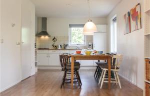 Cozy Home In Zonnemaire With Wifi