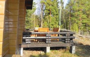 Three-Bedroom Holiday Home With A Fireplace In Grisslehamn