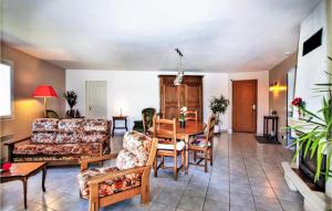 Maisons de vacances Amazing Home In Malataverne With Outdoor Swimming Pool : photos des chambres
