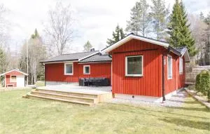 Nice Home In Lilla Edet With Wifi - Eckerud