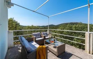 2 Bedroom Nice Home In Molat - Molat