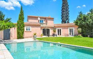 Maisons de vacances Beautiful home in Eyguieres with 4 Bedrooms, WiFi and Outdoor swimming pool : photos des chambres