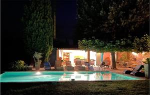 Maisons de vacances Beautiful home in Eyguieres with 4 Bedrooms, WiFi and Outdoor swimming pool : photos des chambres