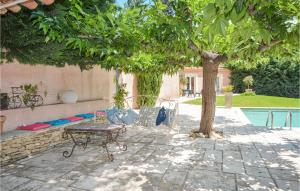 Maisons de vacances Gorgeous Home In Eyguieres With Outdoor Swimming Pool : photos des chambres