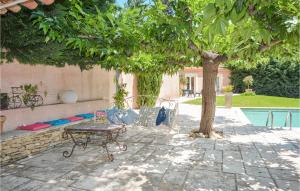 Maisons de vacances Beautiful home in Eyguieres with 4 Bedrooms, WiFi and Outdoor swimming pool : photos des chambres